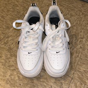 NIKE: Air Force 1 LV8 Utility Wmns 6 / Boys 4.5y